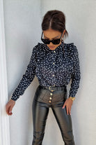 Camicia nera Moda-Mania con stampa pois bianchi, dettagli rouches e bottoni dorati, tessuto leggero e stile elegante.