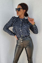 Camicia nera Moda-Mania con pois bianchi, dettagli rouches e bottoni dorati, tessuto leggero e stile elegante.