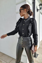 Camicia nera in viscosa Moda-Mania con collo alto, rouches e bottoni dorati, dettaglio della finitura elegante e sofisticata.