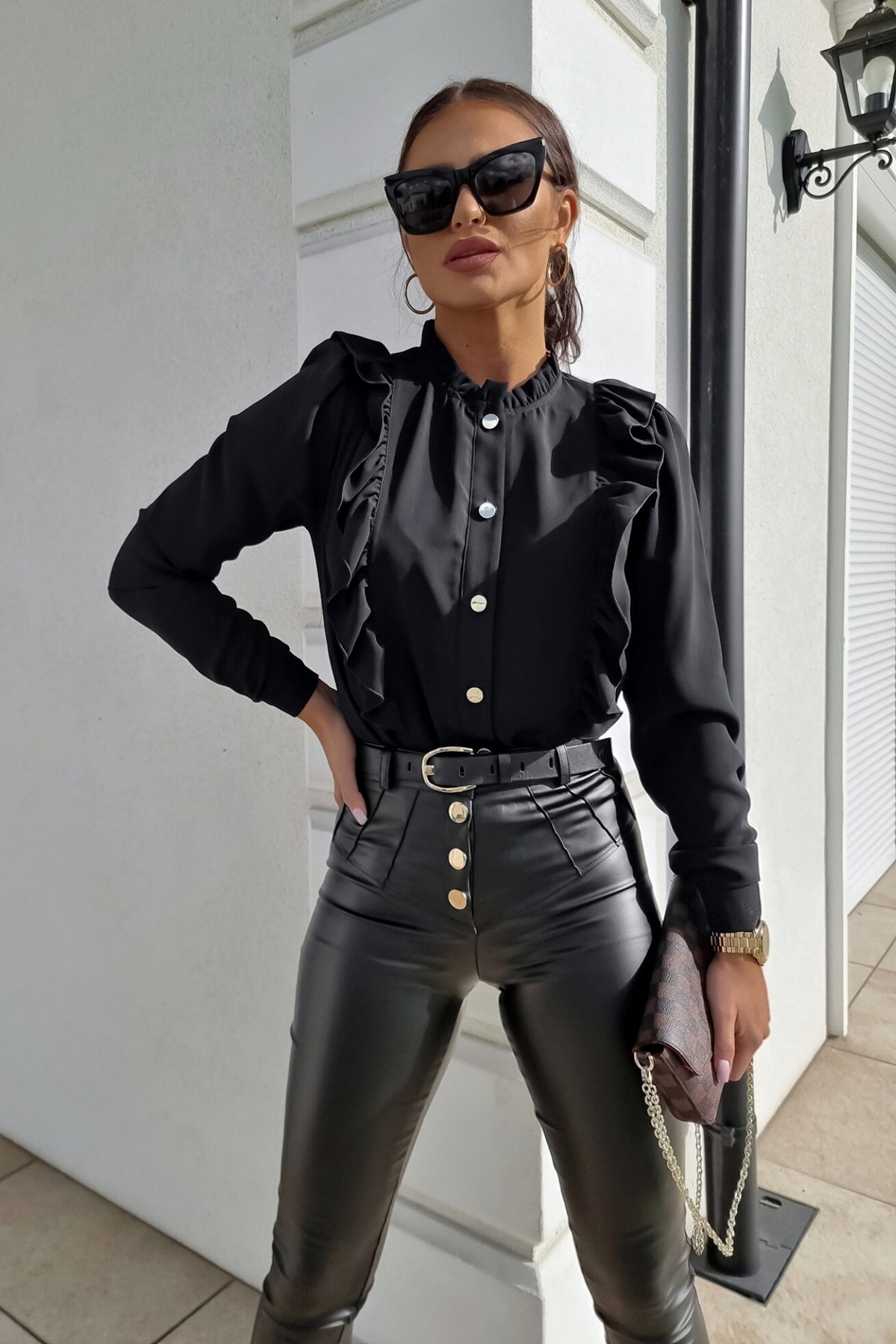 Camicia nera in viscosa Moda-Mania con collo alto, rouches e bottoni dorati, dettaglio elegante e raffinato.