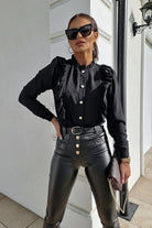 Camicia nera in viscosa Moda-Mania con collo alto, rouches e bottoni dorati, dettaglio elegante e raffinato.