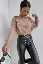 Camicia rosa cipria in viscosa Moda-Mania con collo alto, rouches e bottoni dorati, dettaglio frontale elegante e raffinato