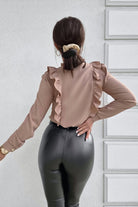 Camicia rosa cipria in viscosa Moda-Mania con collo alto, dettagli con rouches e bottoni dorati, tessuto morbido e elegante