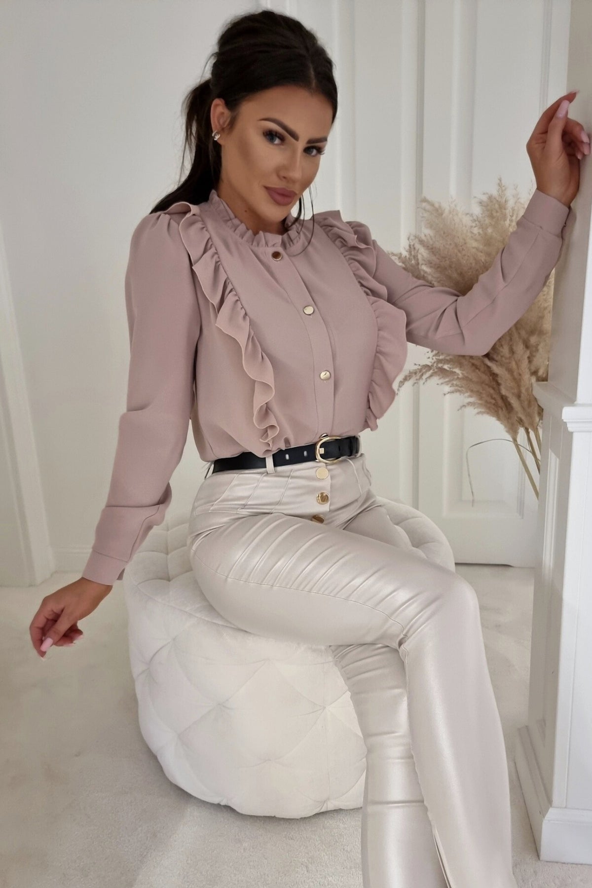 Camicia rosa cipria in viscosa Moda-Mania con collo alto, rouches e bottoni dorati, dettaglio del tessuto e rifiniture eleganti.