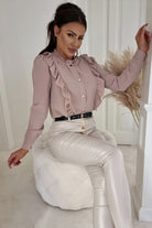 Camicia rosa cipria in viscosa Moda-Mania con collo alto, rouches e bottoni dorati, dettaglio del tessuto e rifiniture eleganti.