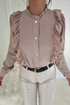 Camicia rosa cipria in viscosa Moda-Mania con collo alto, dettagli rouches e bottoni dorati, vestibilità elegante e femminile.