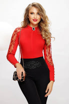Camicia rossa in cotone elasticizzato Fofy con maniche in tulle e paillettes, vista frontale, dettaglio tessuto e decorazioni.