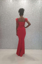 Abito lungo rosso elegante Fofy con corpetto paillettes, balza in vita e dettagli con piume, completo di accessori.