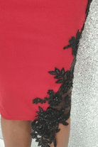 Abito a tubino rosso bordo Chanttal, tessuto elasticizzato con inserti in tulle ricamato nero e perline, abiti corti eleganti.