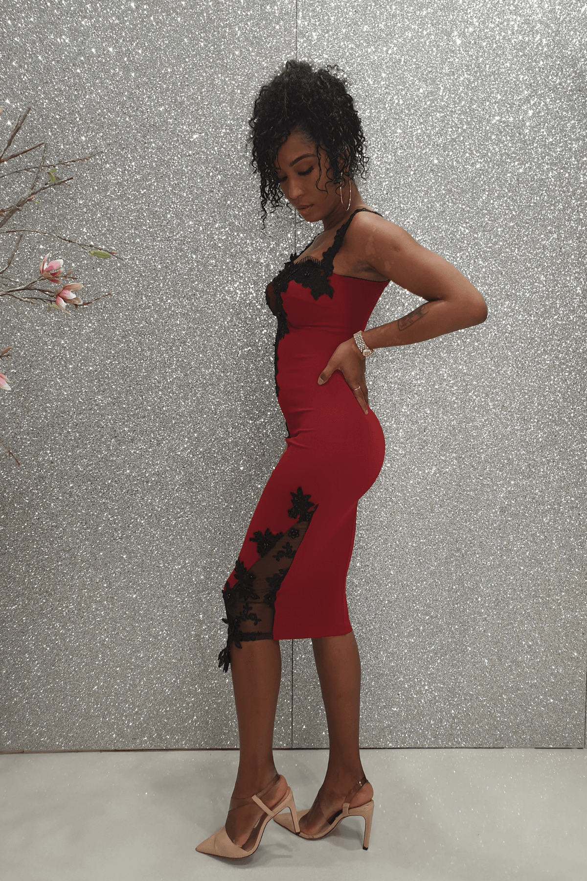 Abito corto rosso a tubino Chanttal in tessuto elasticizzato con inserti in tulle ricamato nero e perline.