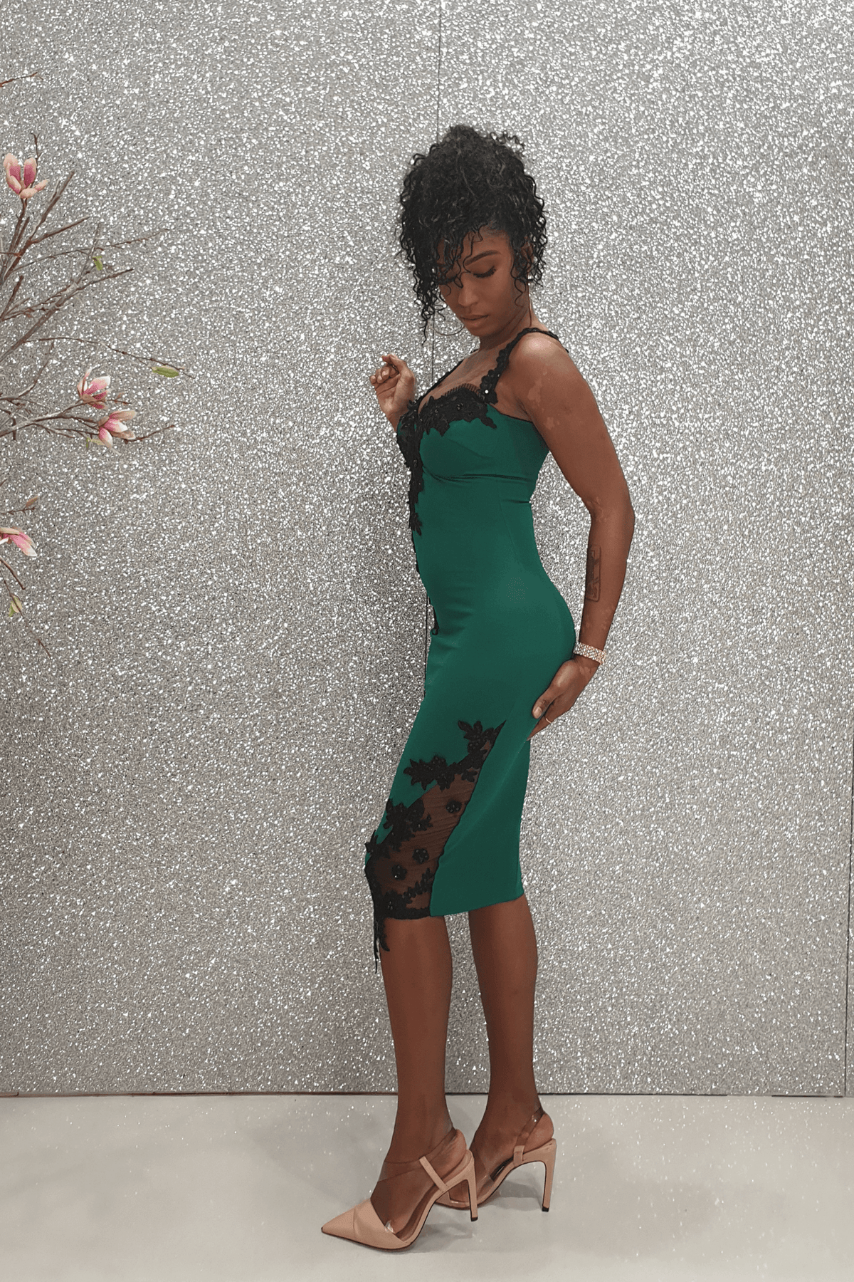 Abito a tubino verde Chanttal, tessuto elasticizzato con inserti in tulle ricamato nero e perline, abiti corti eleganti.