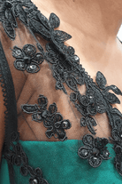 Abito a tubino verde Chanttal, tessuto elasticizzato con inserti in tulle ricamato nero e perline, abiti corti eleganti.