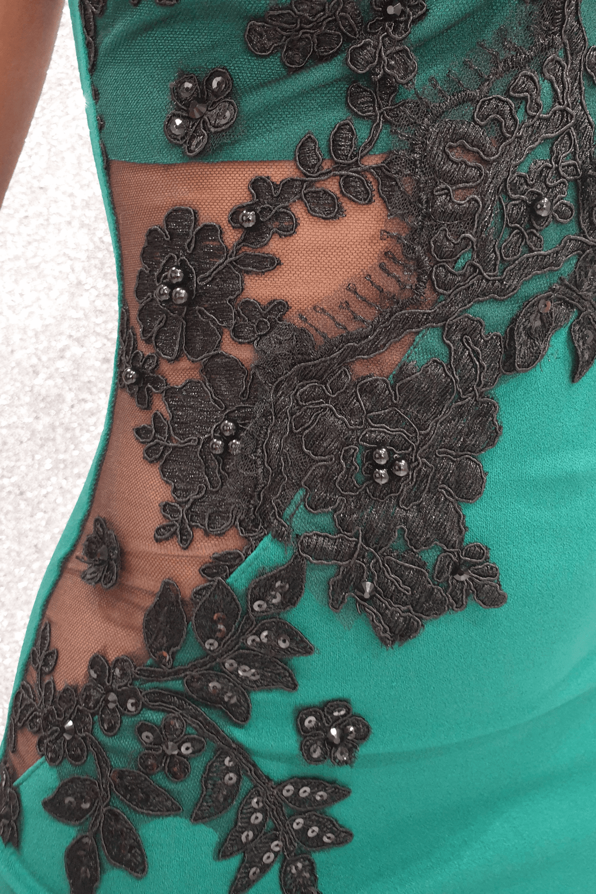 Abito a tubino verde Chanttal in tessuto elasticizzato con inserti in tulle ricamato nero e perline, abito corto elegante.