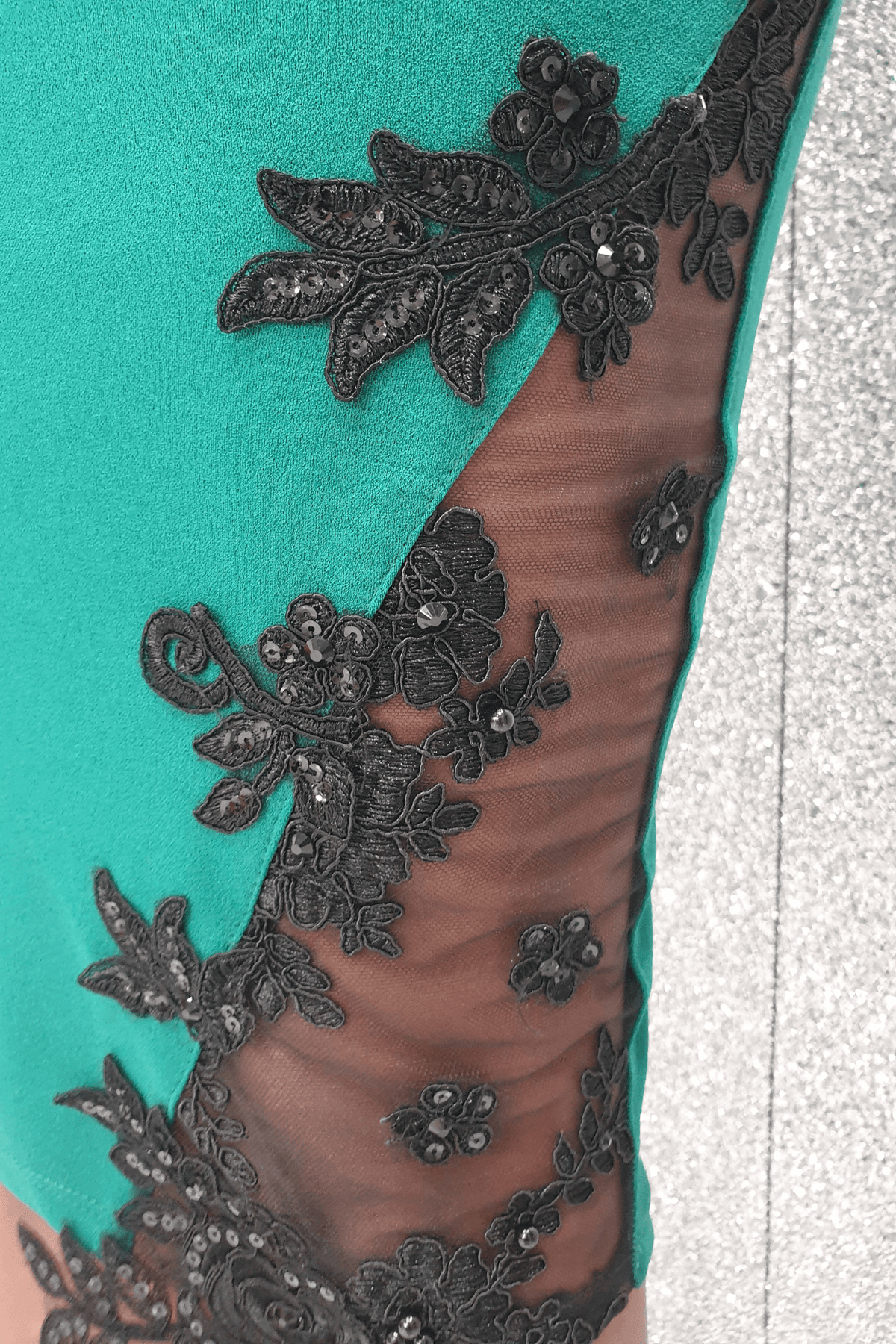 Abito corto verde Chanttal in tessuto elasticizzato con inserti di tulle ricamato nero e perline, modello a tubino.