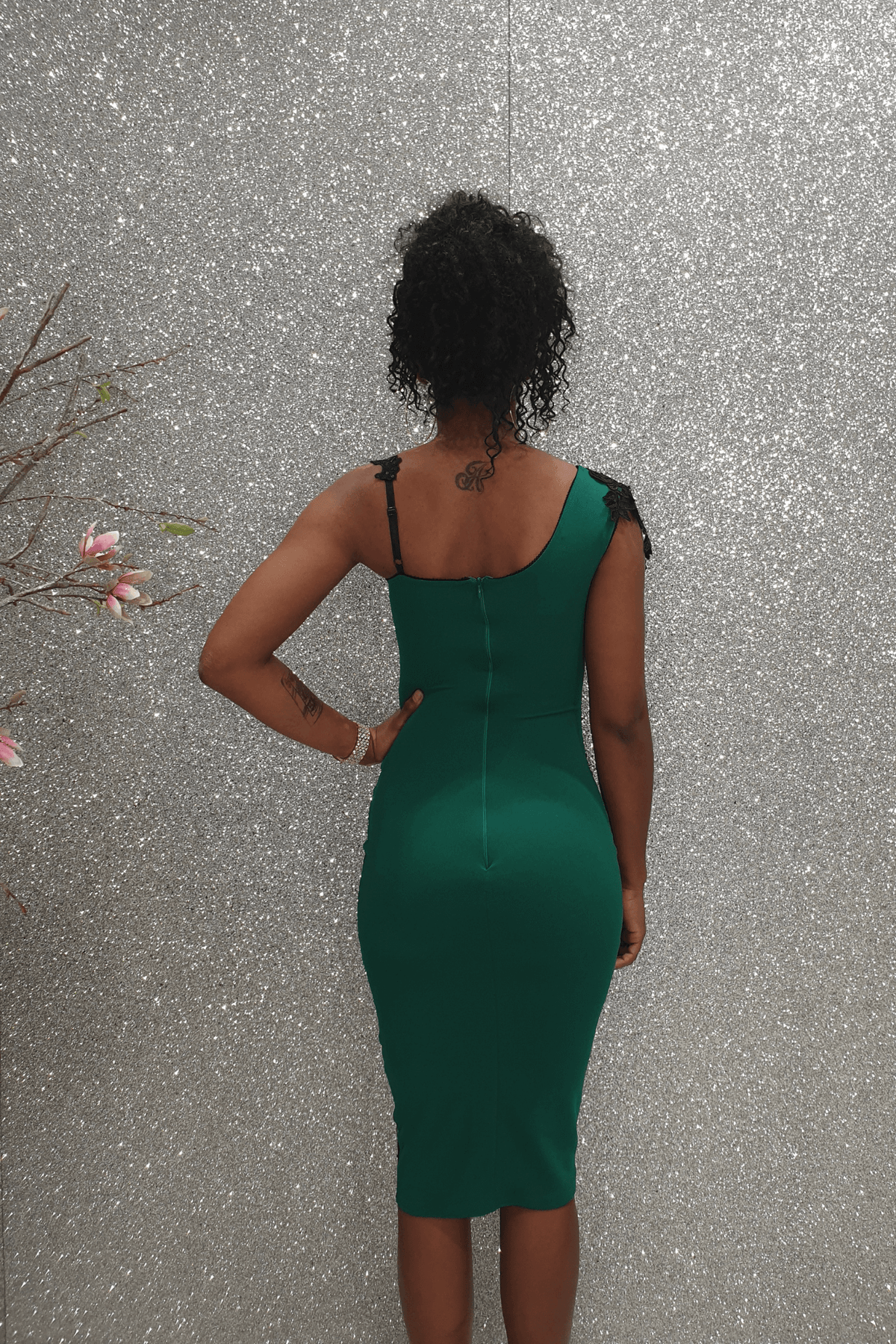 Abito a tubino verde Chanttal in tessuto elasticizzato con inserti in tulle ricamato nero e perline, abiti corti elegante.