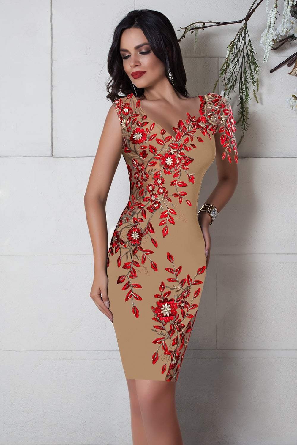 Abito corto a tre quarti beige Chanttal con inserti in tulle floreale rosso ricamato, vestito elegante e femminile.