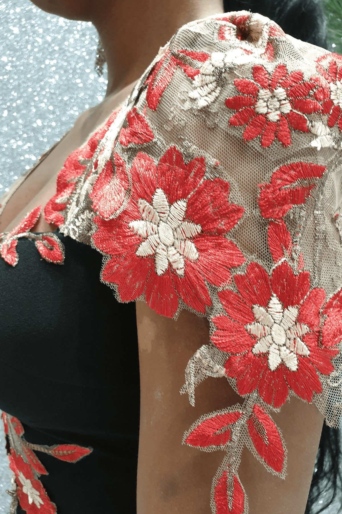 Abito corto Chanttal nero a tubino con inserti in tulle floreale ricamato rosso, maniche tre quarti, elegante e raffinato.