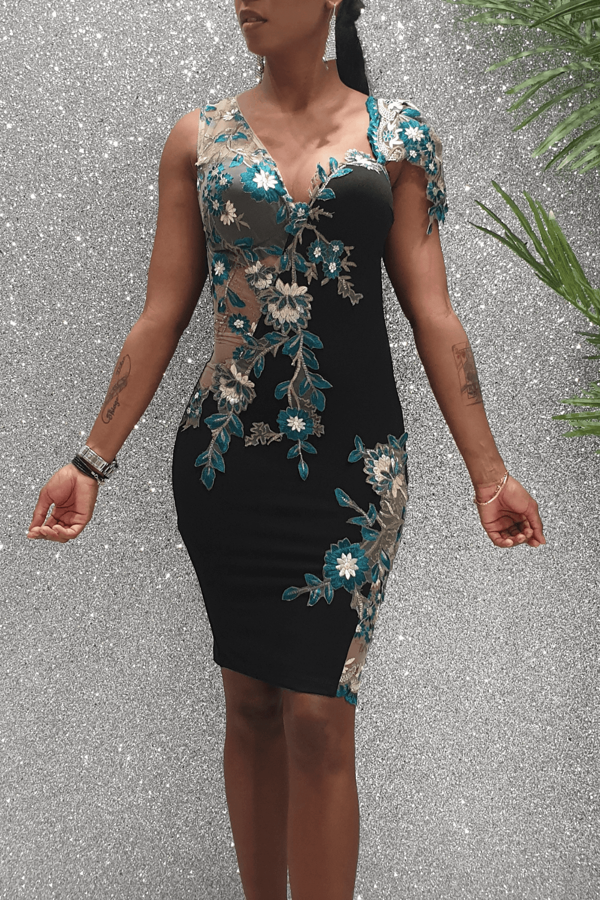 Abito corti a tubino nero Chanttal con inserti in tulle floreale ricamato verde, maniche tre quarti e stile elegante.