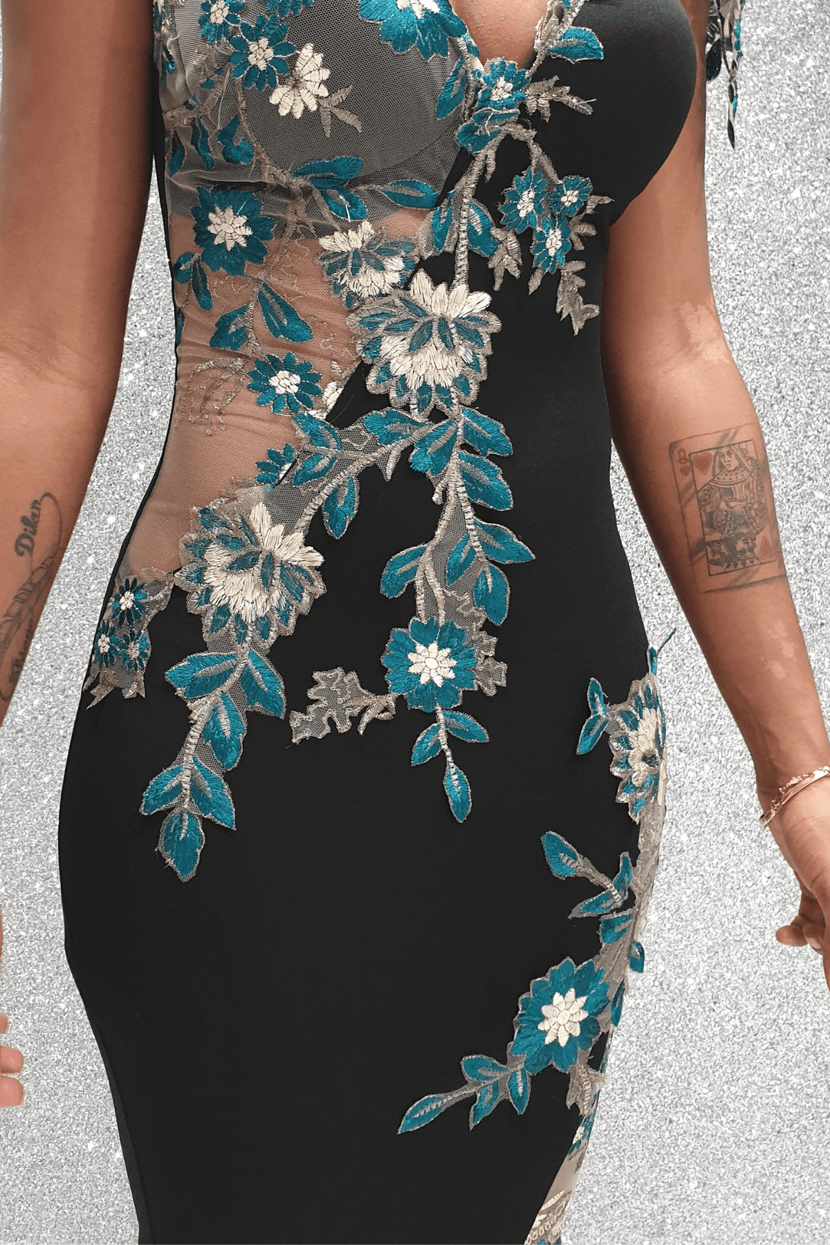 Abito corto nero Chanttal con maniche tre quarti, inserti in tulle floreale ricamato verde, elegante e femminile.