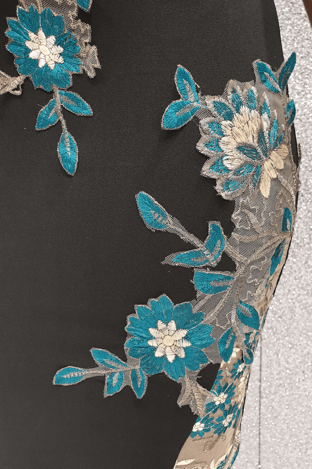 Abito corto a tre quarti nero Chanttal con inserti in tulle floreale ricamato verde, vestibilità a tubino elegante e femminile.