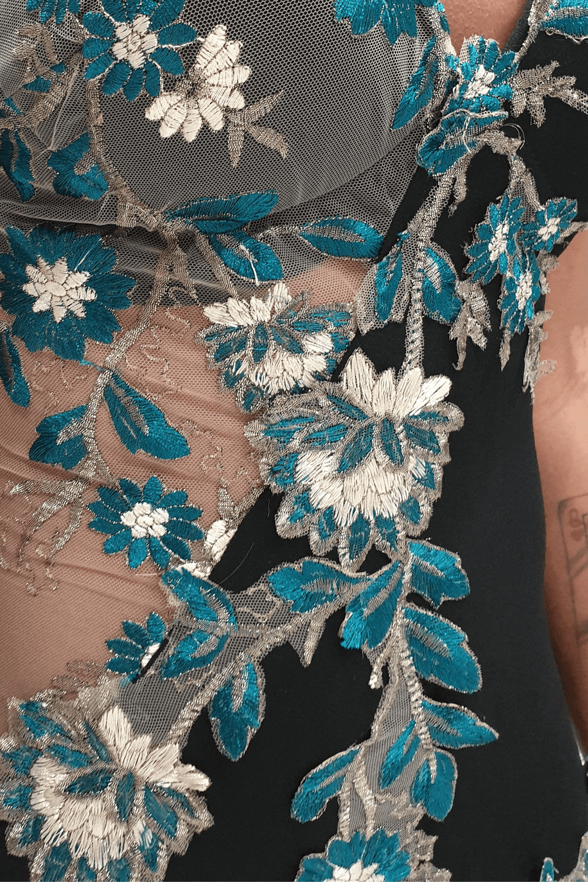 Abito corto a tre quarti nero Chanttal con inserti in tulle floreale ricamato verde, vestibilità a tubino elegante e femminile.
