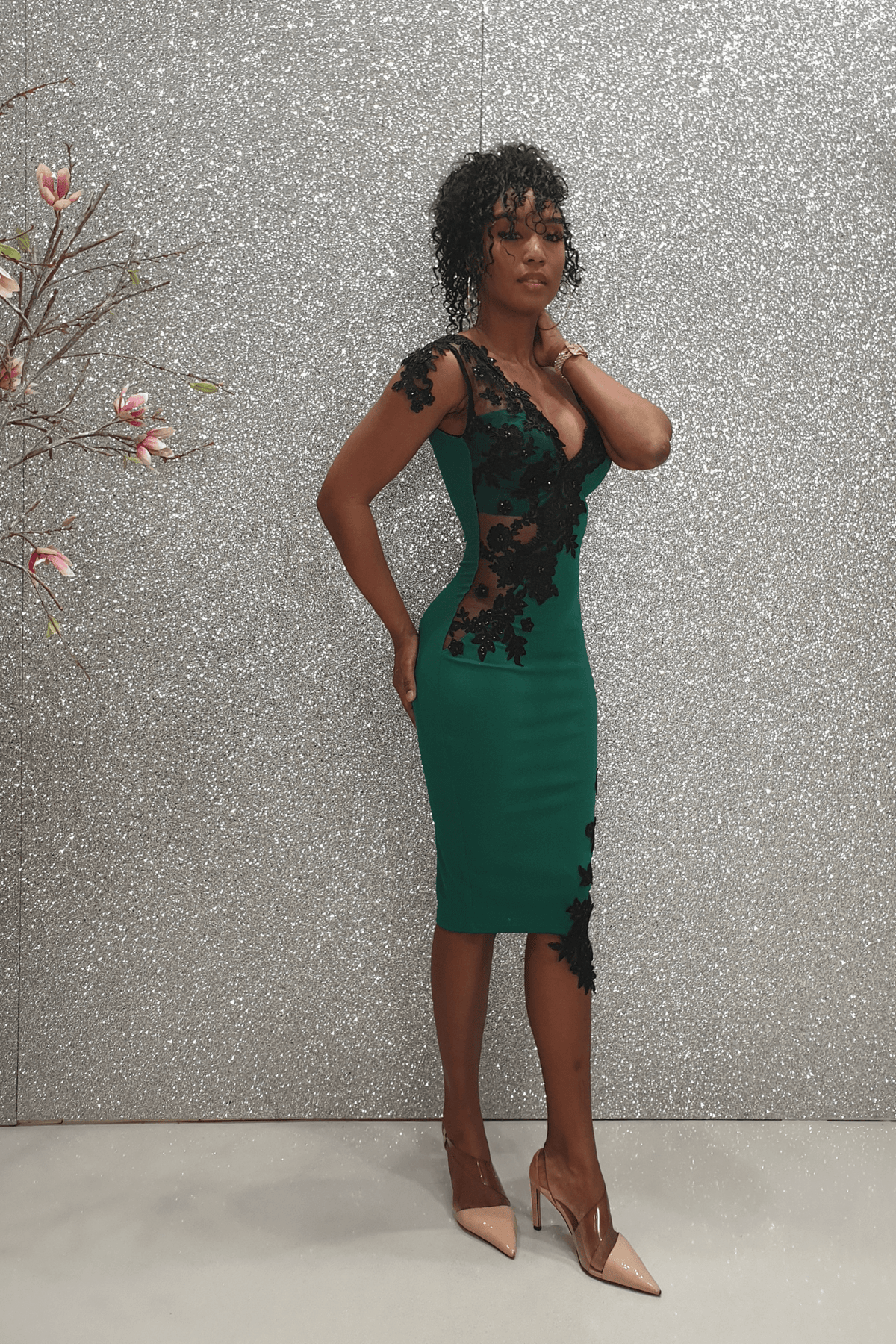 Abito a tubino verde Chanttal, tessuto elasticizzato con inserti in tulle ricamato nero e perline, abiti corti elegante.
