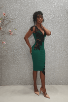 Abito a tubino verde Chanttal, tessuto elasticizzato con inserti in tulle ricamato nero e perline, abiti corti elegante.