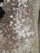 Abito lungo a sirena dorato Chanttal in paillettes con spacco centrale e ricami neri, vestito elegante da sera.
