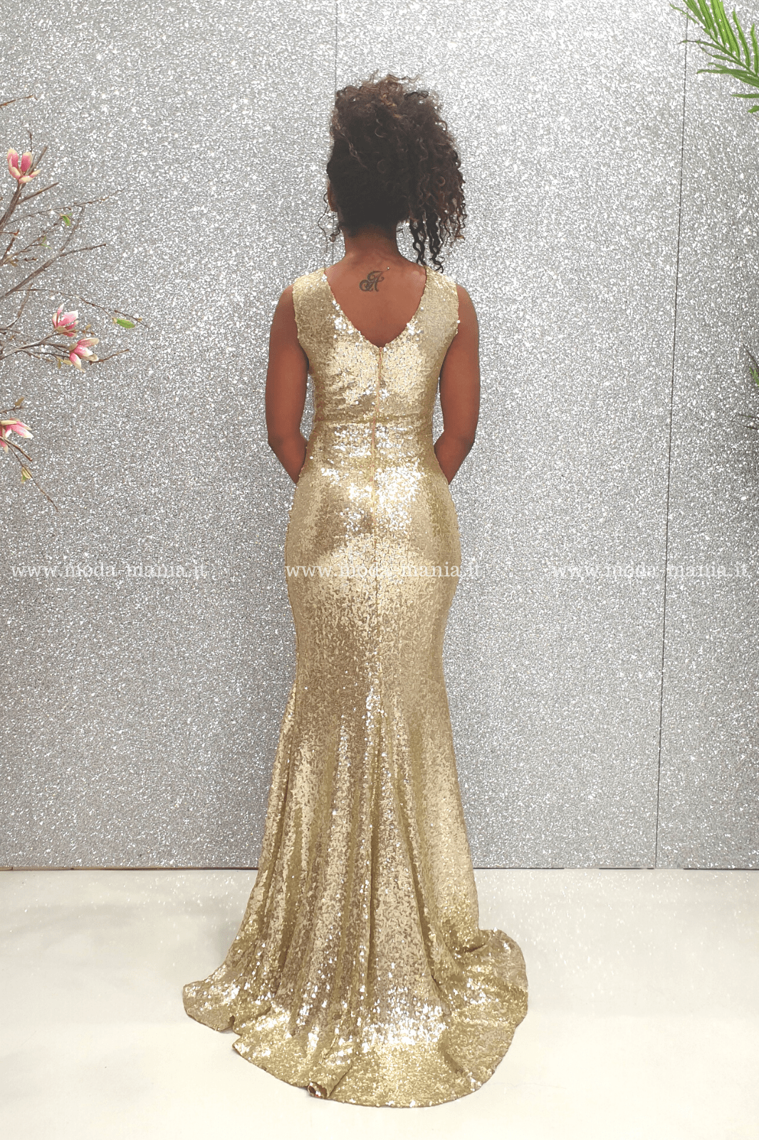 Abito lungo a sirena dorato Chanttal in paillettes con spacco centrale e ricami neri, vestito elegante e brillante.