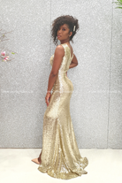Abito lungo a sirena dorato Chanttal in paillettes con spacco centrale e ricami neri, vestito elegante da sera.