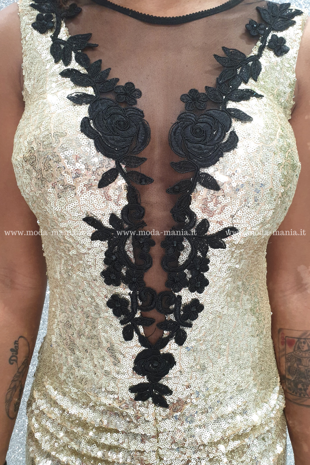 Abito lungo a sirena dorato Chanttal in paillettes con spacco centrale e dettagli ricamati neri, vestito elegante e sofisticato