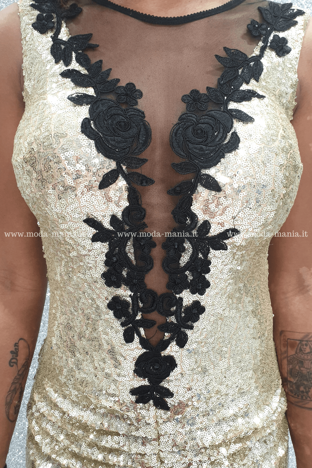 Abito lungo a sirena dorato Chanttal in paillettes con spacco centrale e dettagli di ricami neri, modello elegante e sofisticato