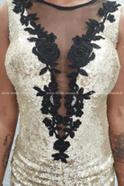 Abito lungo a sirena dorato Chanttal in paillettes con spacco centrale e dettagli di ricami neri, modello elegante e sofisticato