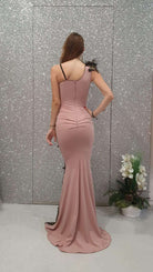 Abito lungo a sirena rosa Chanttal con inserto in tulle ricamato e piume decorative, perfetto per occasioni eleganti.