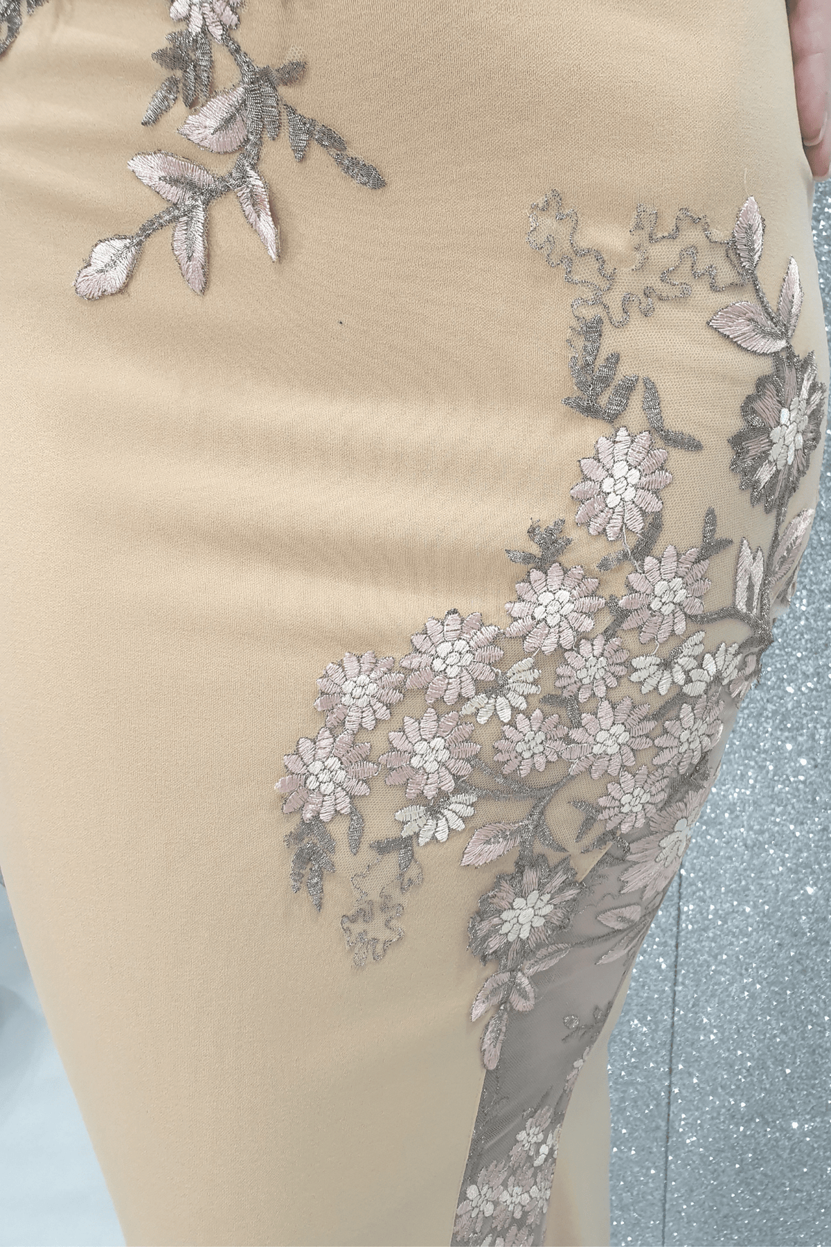 Abito lungo beige a sirena Chanttal con inserto in tulle floreale ricamato rosa, vestito elegante da sera.