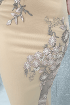 Abito lungo beige a sirena Chanttal con inserto in tulle floreale ricamato rosa, vestito elegante da sera.