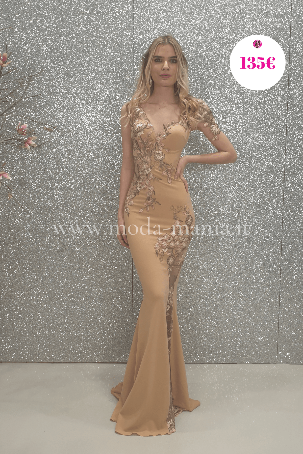 Abito lungo beige a sirena Chanttal con inserto in tulle floreale ricamato rosa, vestito elegante e femminile.