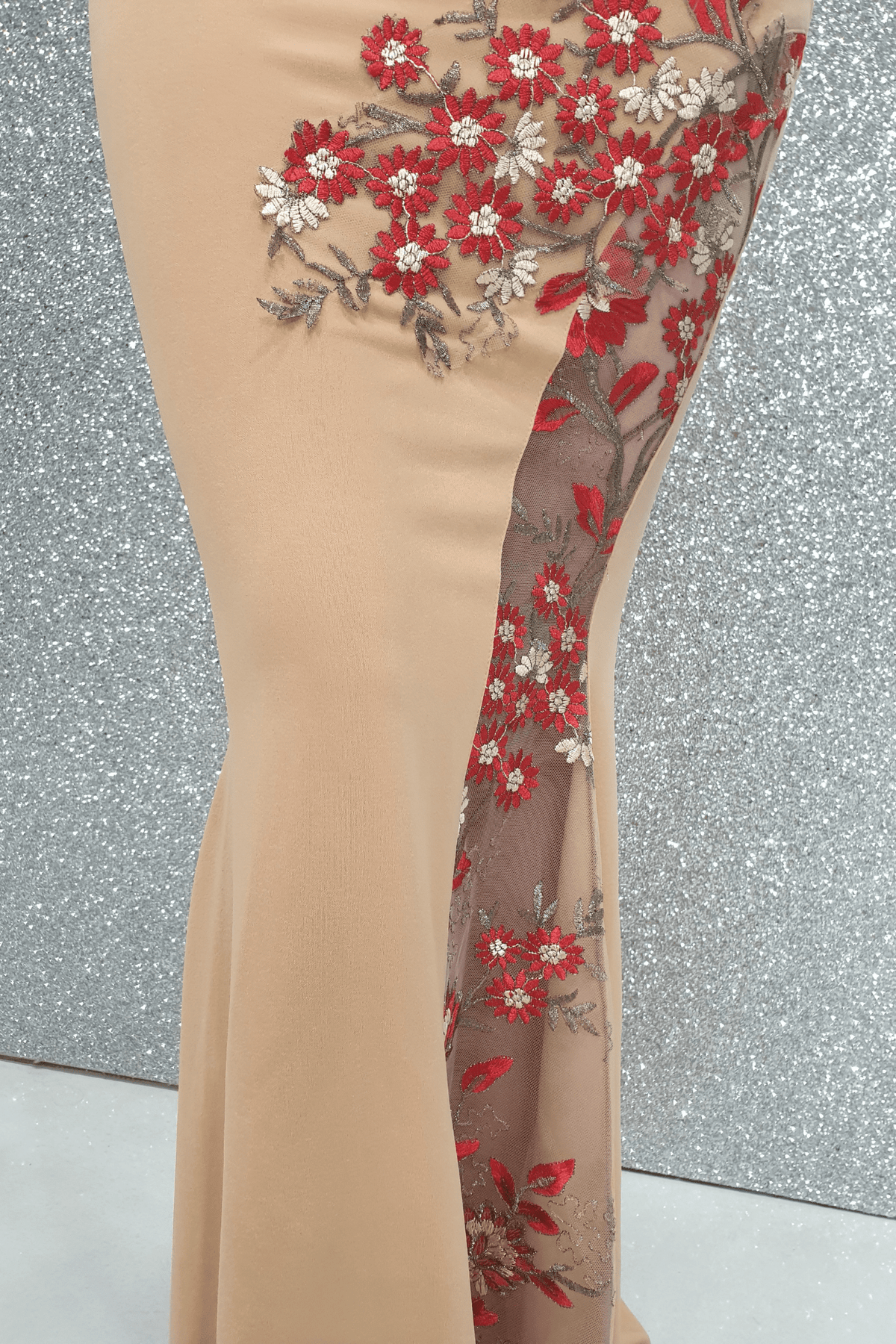 Abito lungo beige a sirena Chanttal con inserto in tulle floreale ricamato rosso, vestito elegante femminile.