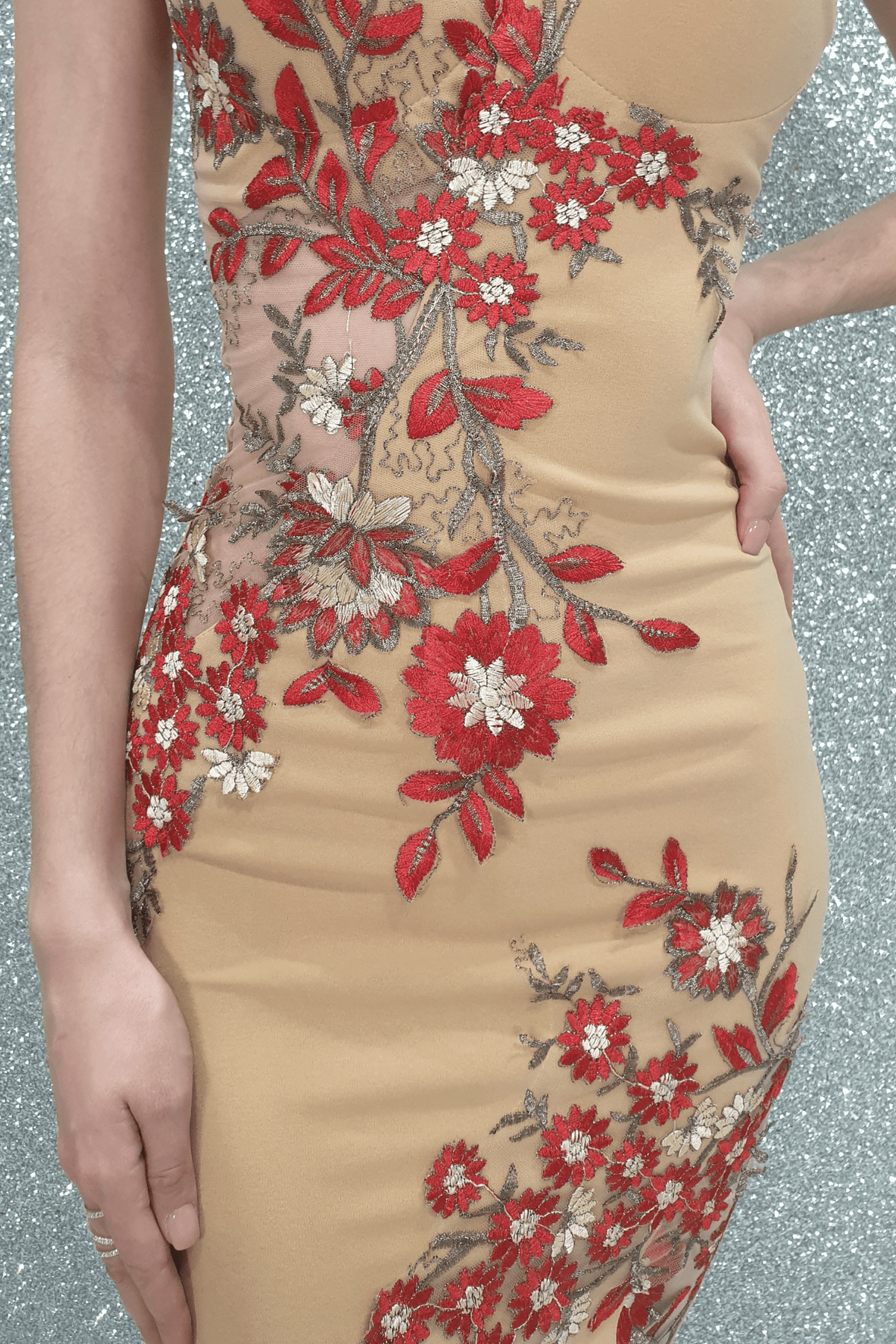 Abito lungo beige a sirena Chanttal con inserto in tulle floreale ricamato rosso, vestito elegante e femminile.