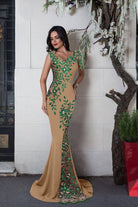 Abito lungo beige a sirena Chanttal con inserto in tulle floreale ricamato verde, vestito elegante con dettagli raffinati.