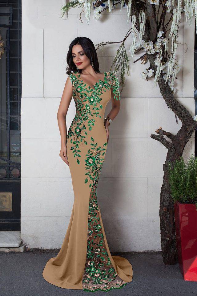 Abito lungo beige a sirena Chanttal con inserto in tulle floreale ricamato verde, vestito elegante con dettagli raffinati.