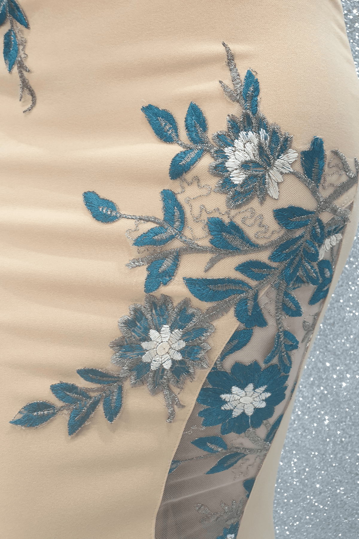 Abito lungo beige a sirena Chanttal con inserto in tulle floreale ricamato verde, vestito elegante e femminile.