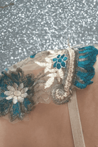Abito lungo beige a sirena Chanttal con inserto in tulle floreale ricamato verde, dettagli elegante e femminile.