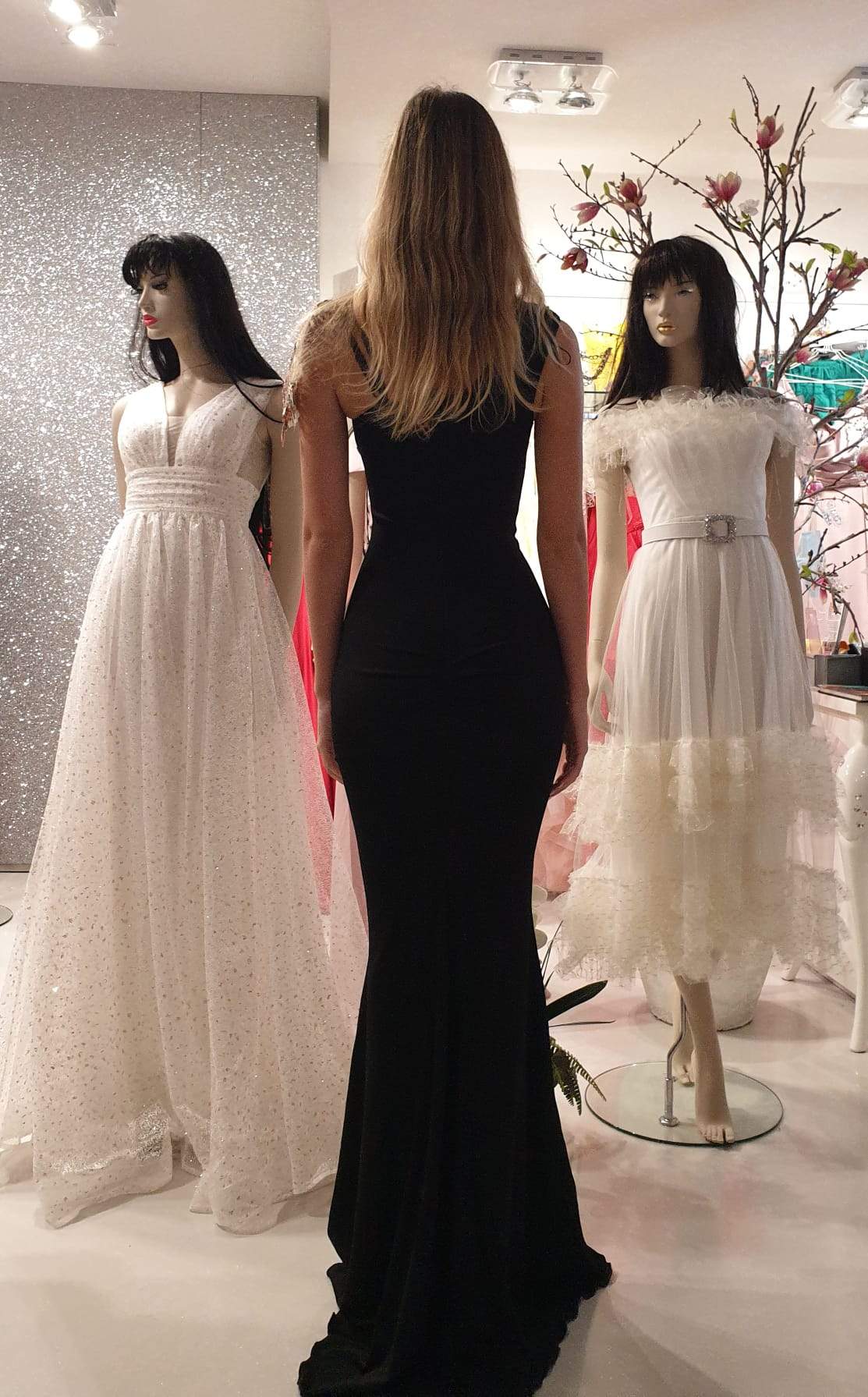 Abito lungo nero a sirena Chanttal con inserto in tulle floreale ricamato rosa, vestito elegante da sera.