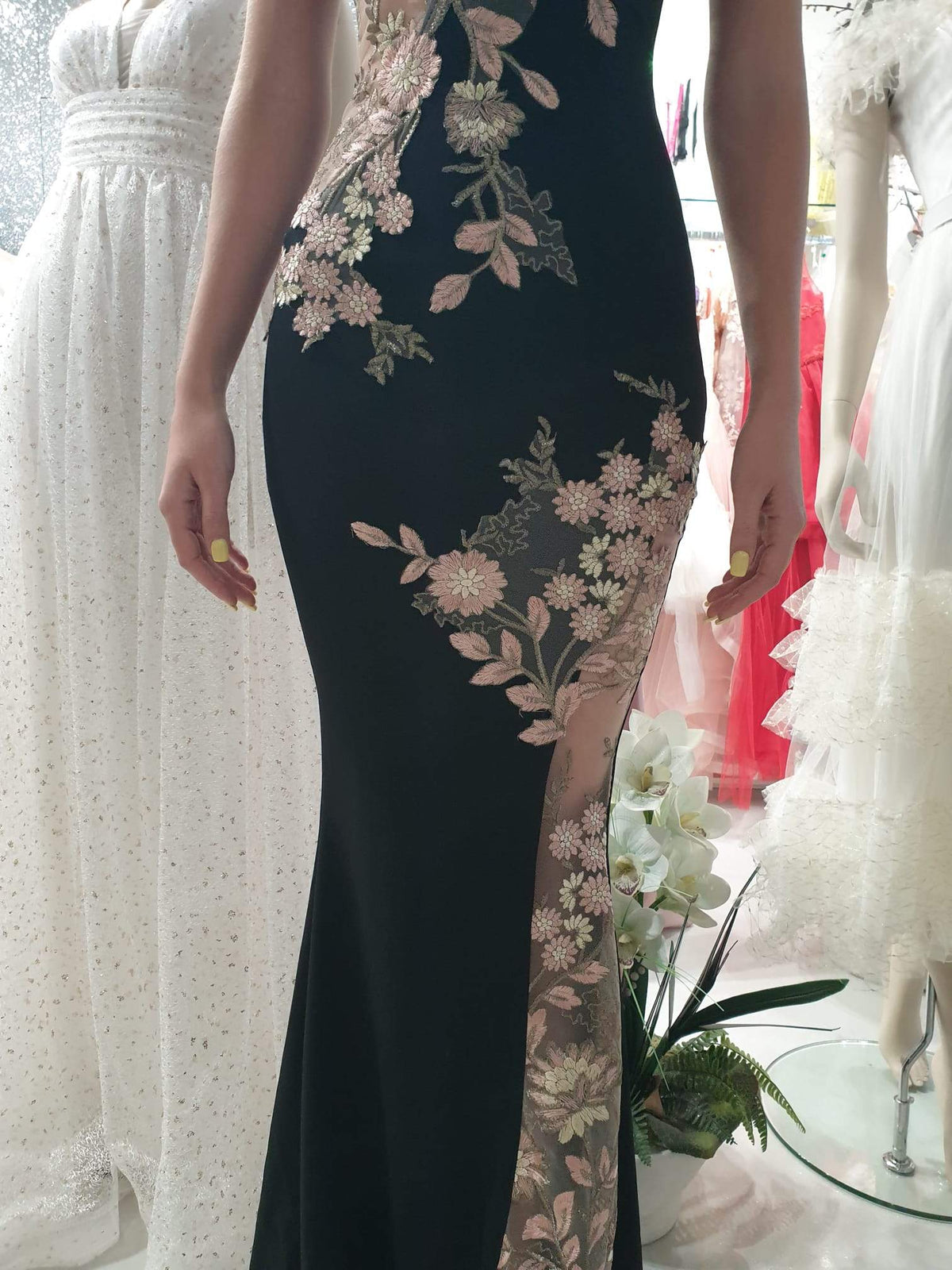 Abito lungo nero a sirena Chanttal con inserto in tulle floreale ricamato rosa, vestito elegante da sera.
