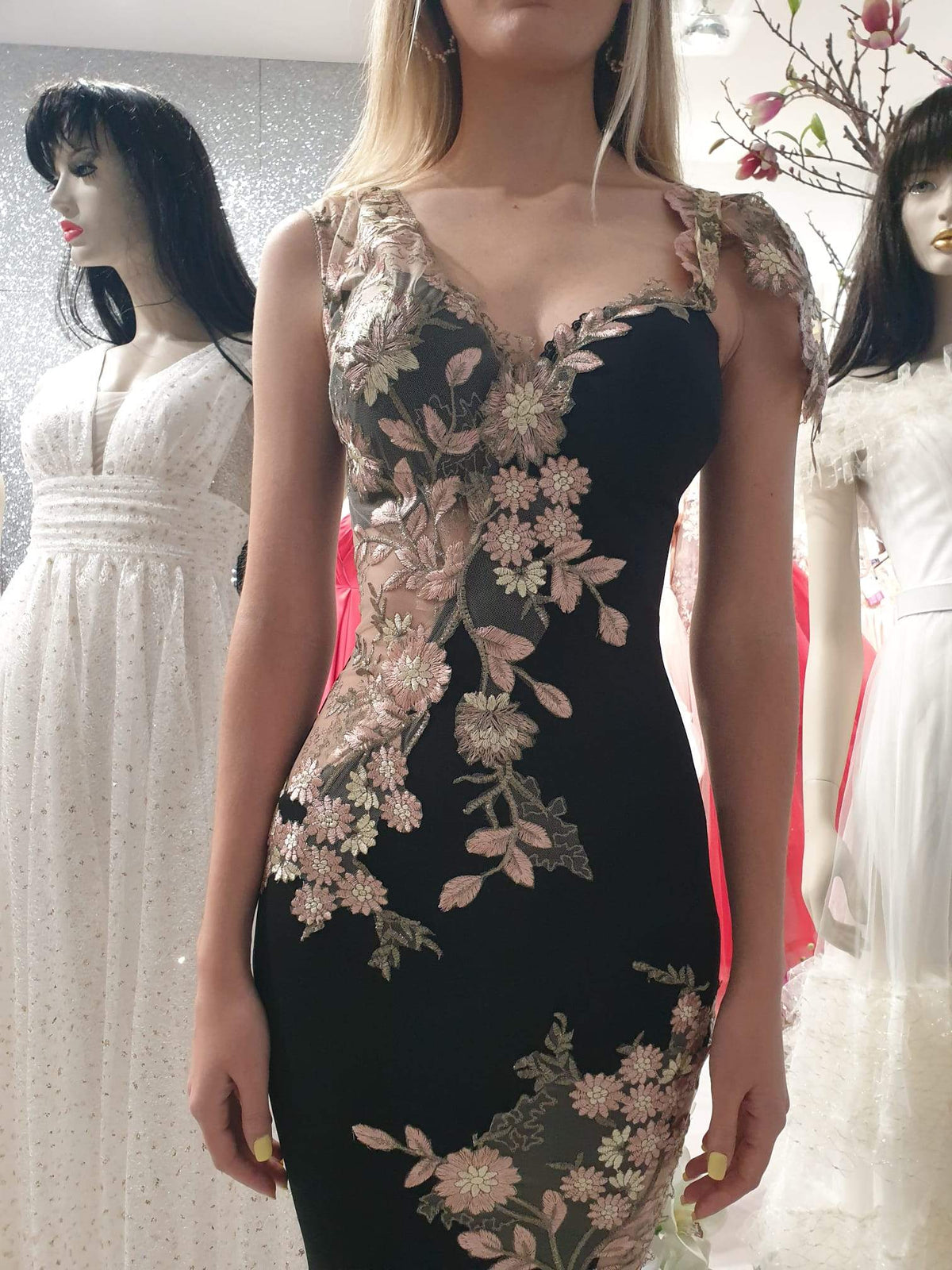 Abito lungo nero a sirena Chanttal con inserto in tulle floreale ricamato rosa, elegante vestito da sera con dettagli romantici