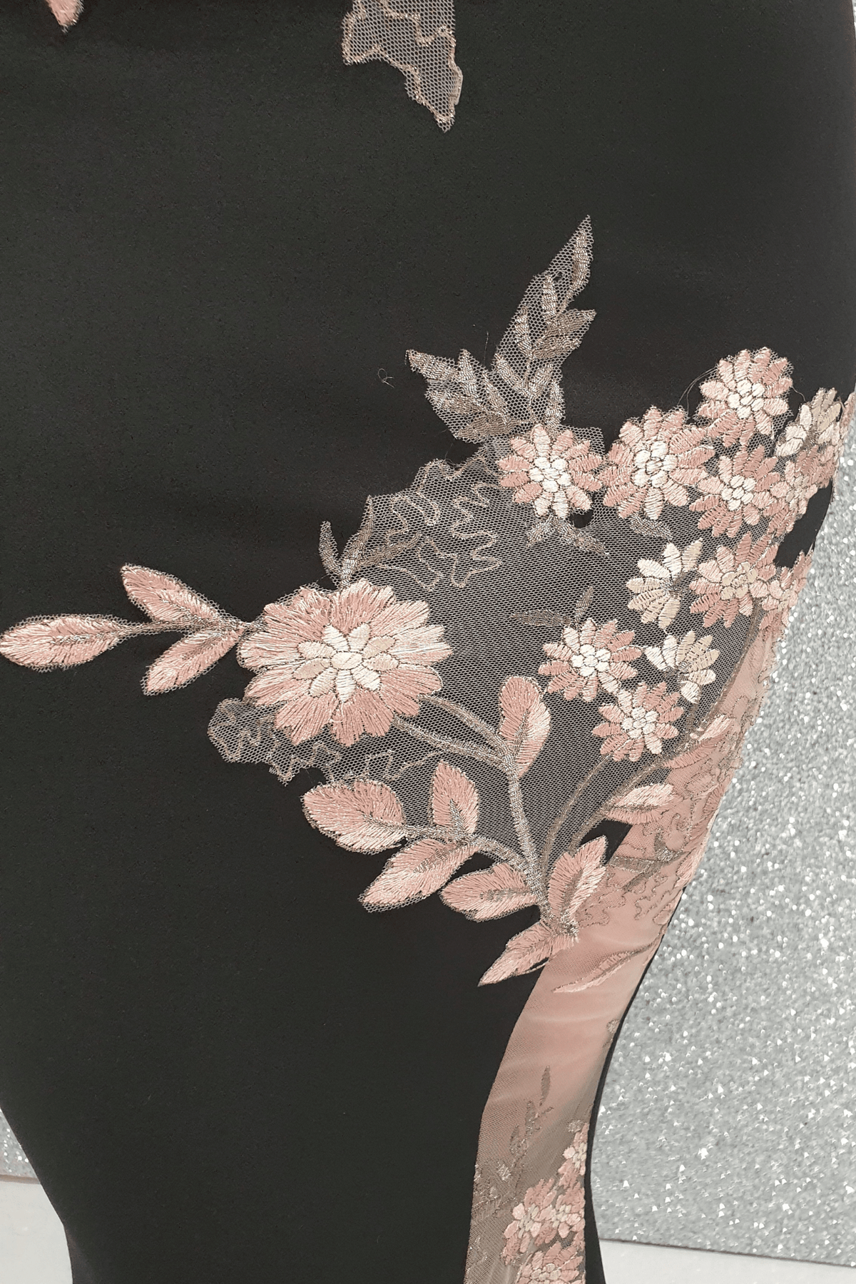 Abito lungo nero a sirena Chanttal con inserto in tulle floreale ricamato rosa, elegante e femminile.