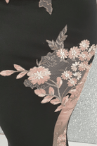 Abito lungo nero a sirena Chanttal con inserto in tulle floreale ricamato rosa, elegante e femminile.
