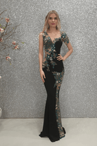 Abito lungo nero a sirena Chanttal con inserto in tulle floreale ricamato verde, viste dettagliata sul vestito elegante.