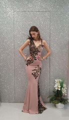 Abito lungo a sirena rosa Chanttal con inserto in tulle ricamato e decorazioni di piume, vestito elegante e femminile.